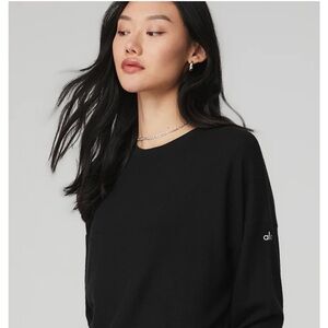 Alo yoga soho pullover in black.  Size M. In good condition, worn only twice.